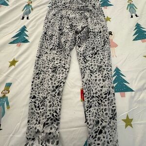 Stylish Black and White Leopard Print Leggings